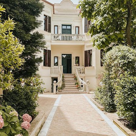 بورغراديك Seven Cafe & Hotel المظهر الخارجي الصورة