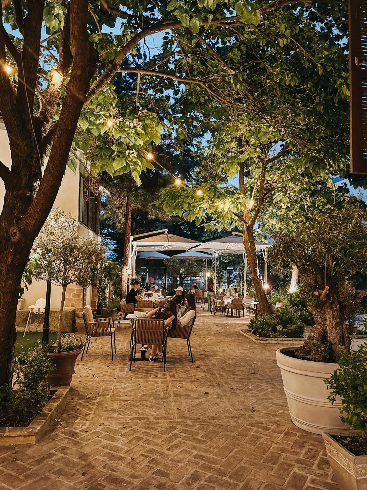 بورغراديك Seven Cafe & Hotel المظهر الخارجي الصورة