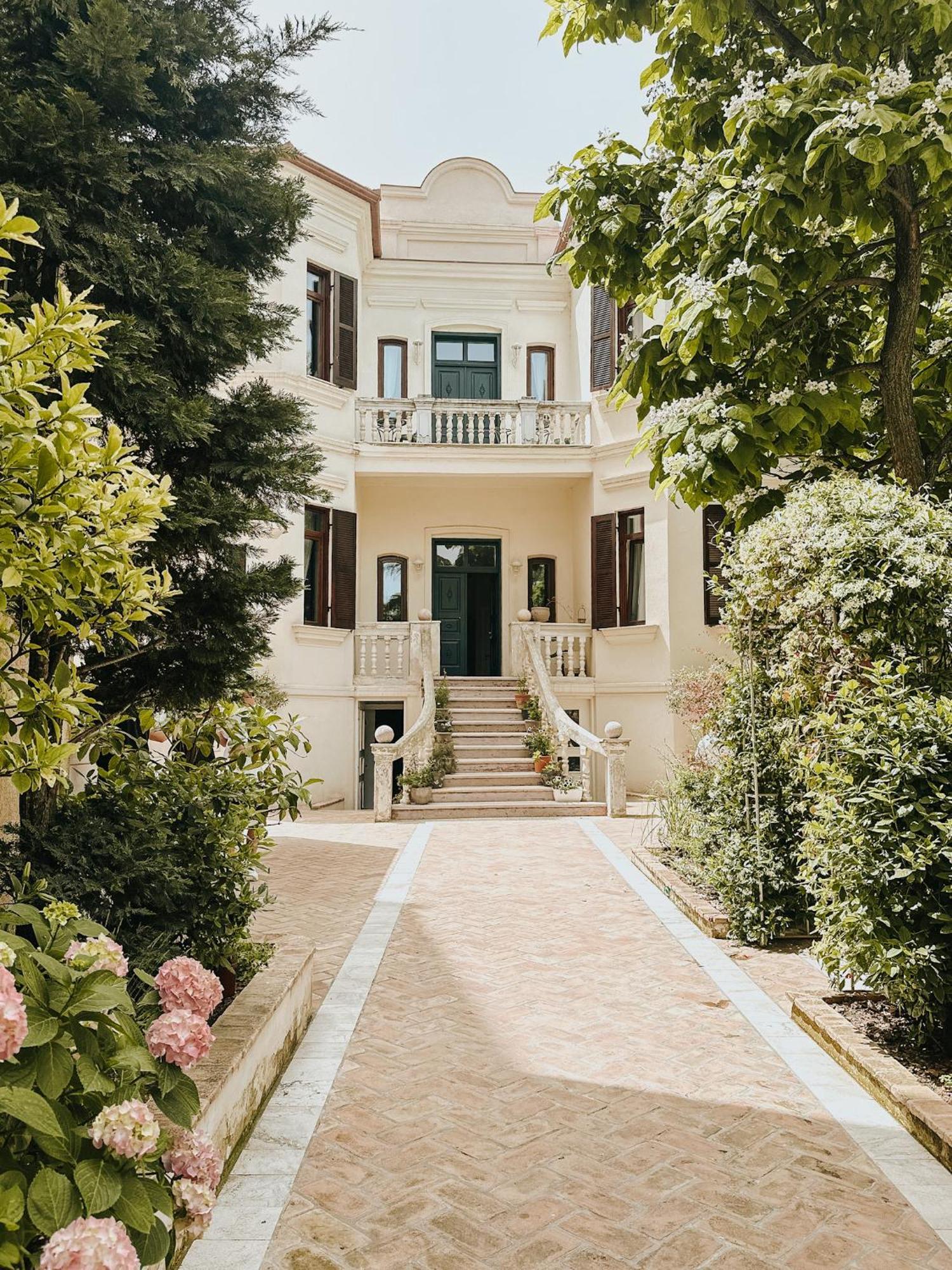 بورغراديك Seven Cafe & Hotel المظهر الخارجي الصورة